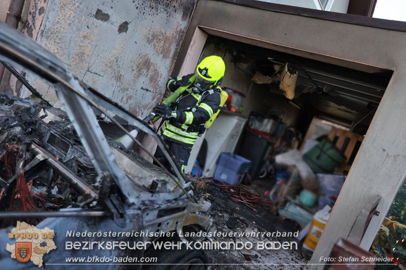 20241216_Vollbrand eines PKWs droht auf Wohnhaus in Blumau-Neurisshof überzugreifen  Foto: Stefan Schneider BFKDO BADEN