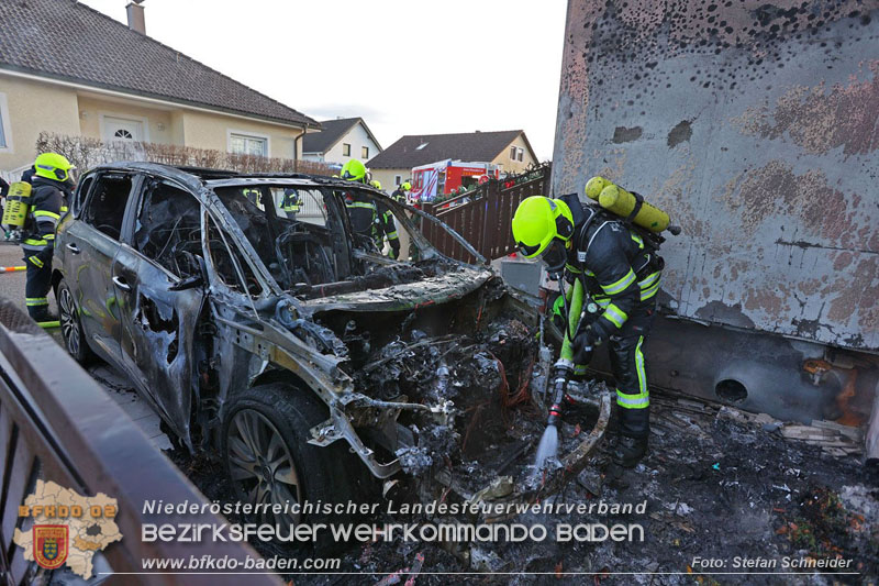 20241216_Vollbrand eines PKWs droht auf Wohnhaus in Blumau-Neurisshof überzugreifen  Foto: Stefan Schneider BFKDO BADEN