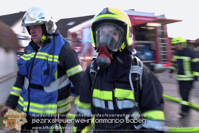 20241216_Vollbrand eines PKWs droht auf Wohnhaus in Blumau-Neurisshof überzugreifen  Foto: Stefan Schneider BFKDO BADEN