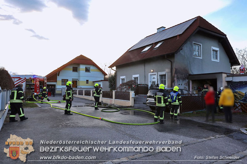 20241216_Vollbrand eines PKWs droht auf Wohnhaus in Blumau-Neurisshof überzugreifen  Foto: Stefan Schneider BFKDO BADEN