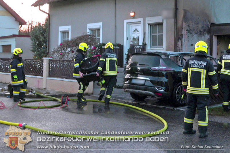20241216_Vollbrand eines PKWs droht auf Wohnhaus in Blumau-Neurisshof überzugreifen  Foto: Stefan Schneider BFKDO BADEN