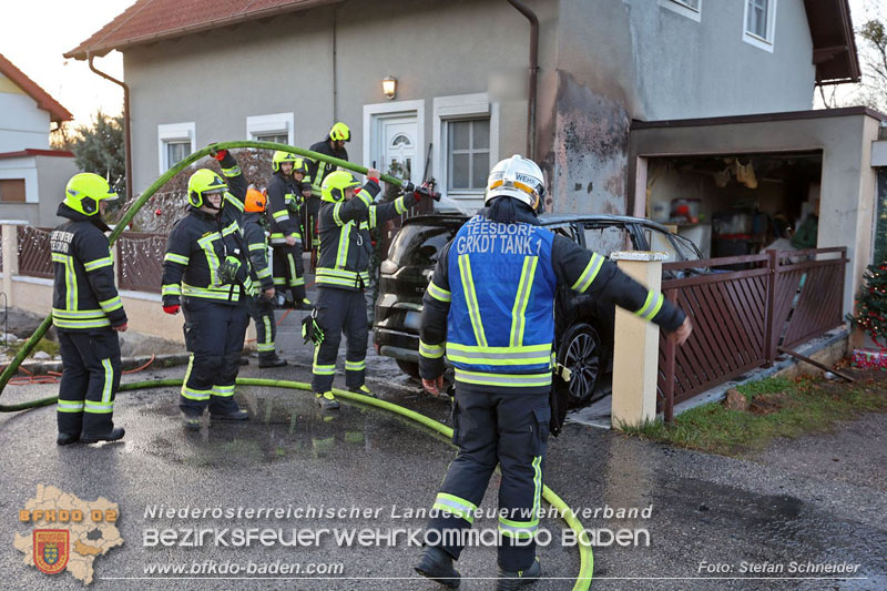 20241216_Vollbrand eines PKWs droht auf Wohnhaus in Blumau-Neurisshof überzugreifen  Foto: Stefan Schneider BFKDO BADEN