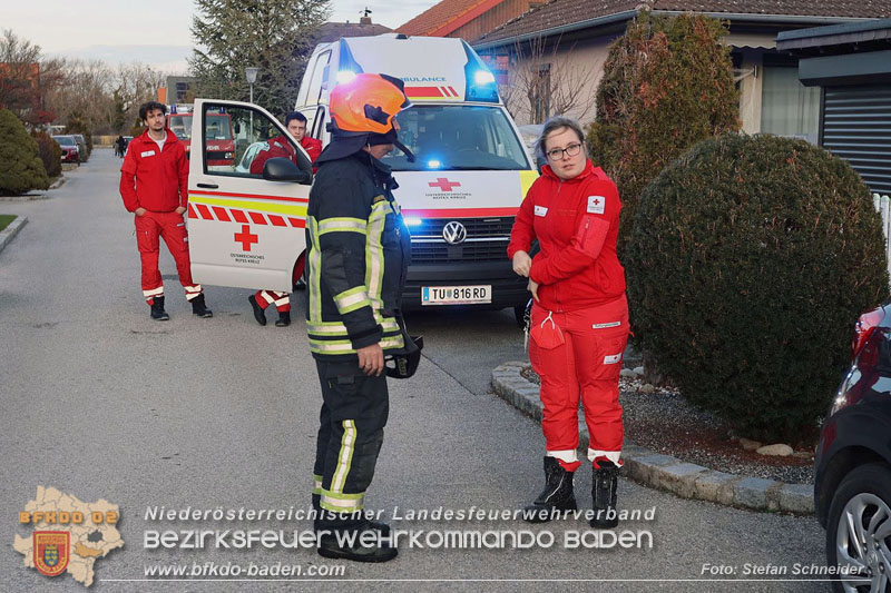 20241216_Vollbrand eines PKWs droht auf Wohnhaus in Blumau-Neurisshof überzugreifen  Foto: Stefan Schneider BFKDO BADEN