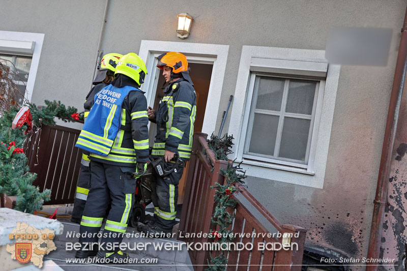 20241216_Vollbrand eines PKWs droht auf Wohnhaus in Blumau-Neurisshof überzugreifen  Foto: Stefan Schneider BFKDO BADEN