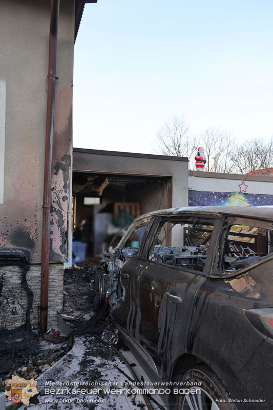 20241216_Vollbrand eines PKWs droht auf Wohnhaus in Blumau-Neurisshof überzugreifen  Foto: Stefan Schneider BFKDO BADEN