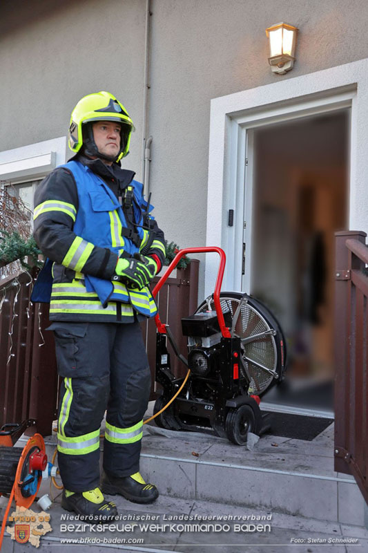 20241216_Vollbrand eines PKWs droht auf Wohnhaus in Blumau-Neurisshof überzugreifen  Foto: Stefan Schneider BFKDO BADEN