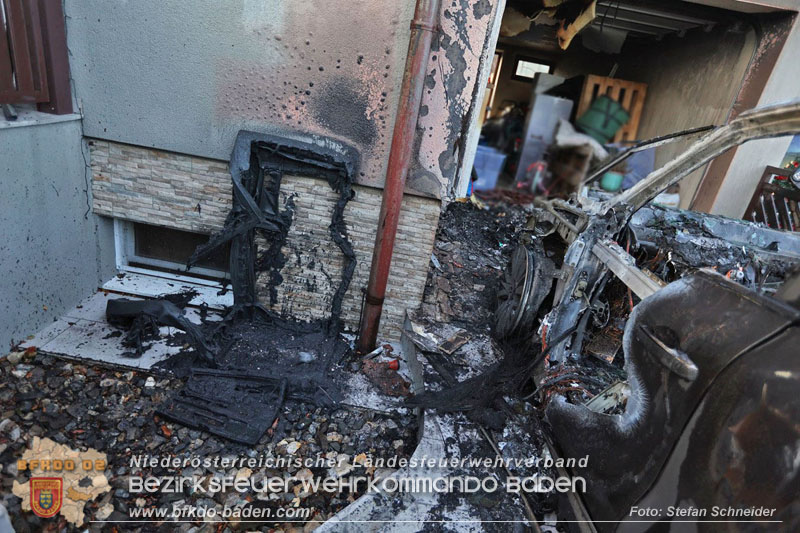 20241216_Vollbrand eines PKWs droht auf Wohnhaus in Blumau-Neurisshof überzugreifen  Foto: Stefan Schneider BFKDO BADEN