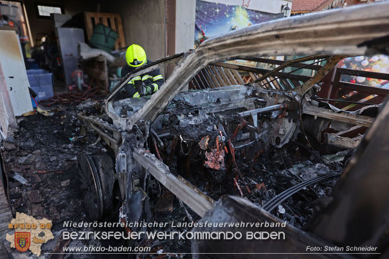 20241216_Vollbrand eines PKWs droht auf Wohnhaus in Blumau-Neurisshof überzugreifen  Foto: Stefan Schneider BFKDO BADEN