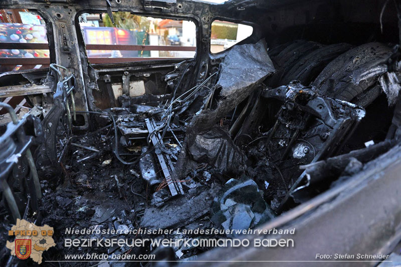 20241216_Vollbrand eines PKWs droht auf Wohnhaus in Blumau-Neurisshof überzugreifen  Foto: Stefan Schneider BFKDO BADEN