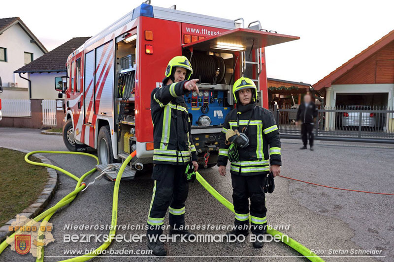 20241216_Vollbrand eines PKWs droht auf Wohnhaus in Blumau-Neurisshof überzugreifen  Foto: Stefan Schneider BFKDO BADEN