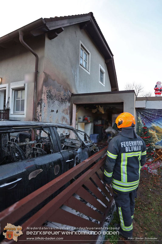 20241216_Vollbrand eines PKWs droht auf Wohnhaus in Blumau-Neurisshof überzugreifen  Foto: Stefan Schneider BFKDO BADEN