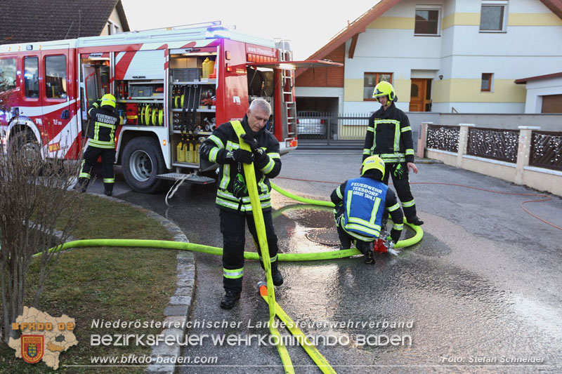 20241216_Vollbrand eines PKWs droht auf Wohnhaus in Blumau-Neurisshof überzugreifen  Foto: Stefan Schneider BFKDO BADEN
