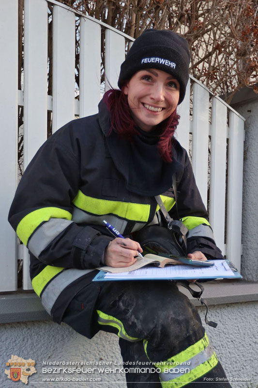 20241216_Vollbrand eines PKWs droht auf Wohnhaus in Blumau-Neurisshof überzugreifen  Foto: Stefan Schneider BFKDO BADEN