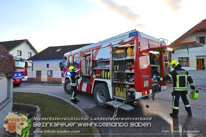 20241216_Vollbrand eines PKWs droht auf Wohnhaus in Blumau-Neurisshof überzugreifen  Foto: Stefan Schneider BFKDO BADEN