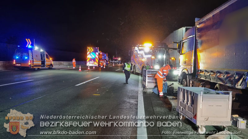 20241216 Verkehrsunfall auf der A2 bei Bad Voeslau - SUV gegen Sattelzug Foto: Freiwillige Feuerwehr Leobersdorf 20241216 Verkehrsunfall auf der A2 bei Bad Voeslau - SUV gegen Sattelzug Foto: Freiwillige Feuerwehr Leobersdorf