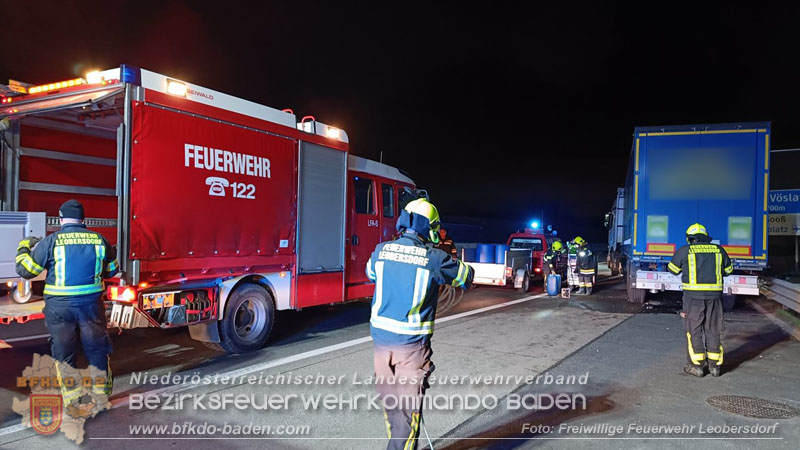20241216 Verkehrsunfall auf der A2 bei Bad Voeslau - SUV gegen Sattelzug Foto: Freiwillige Feuerwehr Leobersdorf 20241216 Verkehrsunfall auf der A2 bei Bad Voeslau - SUV gegen Sattelzug Foto: Freiwillige Feuerwehr Leobersdorf