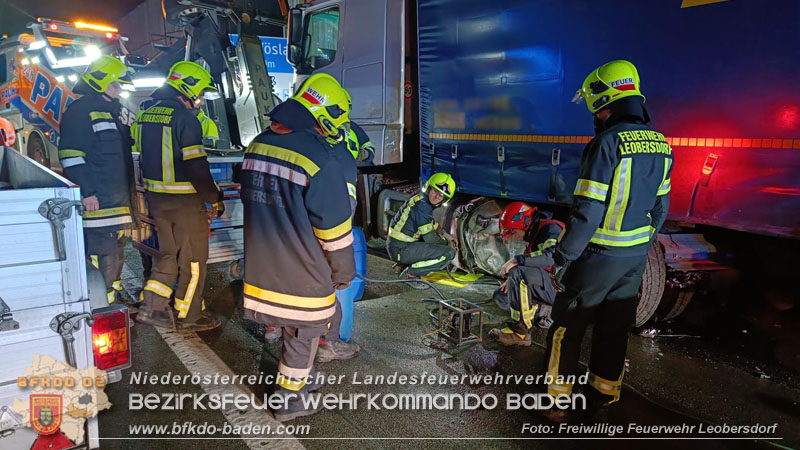 20241216 Verkehrsunfall auf der A2 bei Bad Voeslau - SUV gegen Sattelzug Foto: Freiwillige Feuerwehr Leobersdorf 20241216 Verkehrsunfall auf der A2 bei Bad Voeslau - SUV gegen Sattelzug Foto: Freiwillige Feuerwehr Leobersdorf