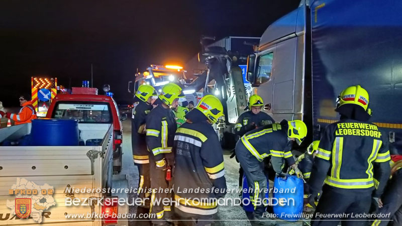20241216 Verkehrsunfall auf der A2 bei Bad Voeslau - SUV gegen Sattelzug Foto: Freiwillige Feuerwehr Leobersdorf 20241216 Verkehrsunfall auf der A2 bei Bad Voeslau - SUV gegen Sattelzug Foto: Freiwillige Feuerwehr Leobersdorf