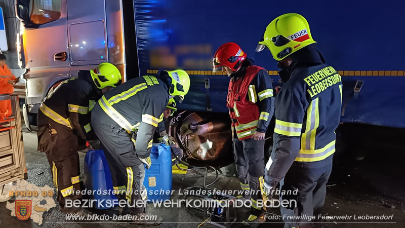 20241216 Verkehrsunfall auf der A2 bei Bad Voeslau - SUV gegen Sattelzug Foto: Freiwillige Feuerwehr Leobersdorf 20241216 Verkehrsunfall auf der A2 bei Bad Voeslau - SUV gegen Sattelzug Foto: Freiwillige Feuerwehr Leobersdorf