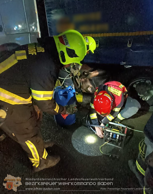 20241216 Verkehrsunfall auf der A2 bei Bad Voeslau - SUV gegen Sattelzug Foto: Freiwillige Feuerwehr Leobersdorf 20241216 Verkehrsunfall auf der A2 bei Bad Voeslau - SUV gegen Sattelzug Foto: Freiwillige Feuerwehr Leobersdorf