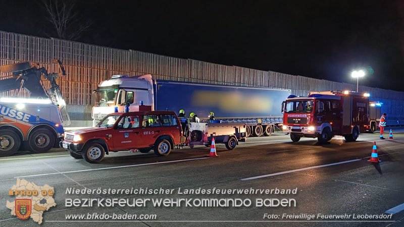 20241216 Verkehrsunfall auf der A2 bei Bad Voeslau - SUV gegen Sattelzug Foto: Freiwillige Feuerwehr Leobersdorf 20241216 Verkehrsunfall auf der A2 bei Bad Voeslau - SUV gegen Sattelzug Foto: Freiwillige Feuerwehr Leobersdorf