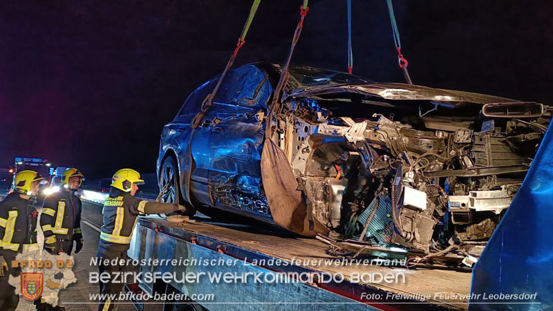 20241216 Verkehrsunfall auf der A2 bei Bad Voeslau - SUV gegen Sattelzug Foto: Freiwillige Feuerwehr Leobersdorf 20241216 Verkehrsunfall auf der A2 bei Bad Voeslau - SUV gegen Sattelzug Foto: Freiwillige Feuerwehr Leobersdorf