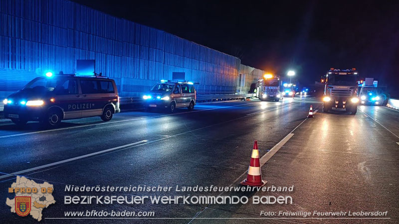 20241216 Verkehrsunfall auf der A2 bei Bad Voeslau - SUV gegen Sattelzug Foto: Freiwillige Feuerwehr Leobersdorf 20241216 Verkehrsunfall auf der A2 bei Bad Voeslau - SUV gegen Sattelzug Foto: Freiwillige Feuerwehr Leobersdorf