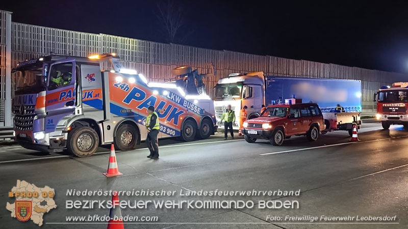 20241216 Verkehrsunfall auf der A2 bei Bad Voeslau - SUV gegen Sattelzug Foto: Freiwillige Feuerwehr Leobersdorf 20241216 Verkehrsunfall auf der A2 bei Bad Voeslau - SUV gegen Sattelzug Foto: Freiwillige Feuerwehr Leobersdorf