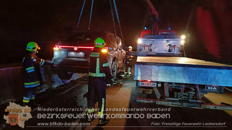 20241216 Verkehrsunfall auf der A2 bei Bad Voeslau - SUV gegen Sattelzug Foto: Freiwillige Feuerwehr Leobersdorf 20241216 Verkehrsunfall auf der A2 bei Bad Voeslau - SUV gegen Sattelzug Foto: Freiwillige Feuerwehr Leobersdorf