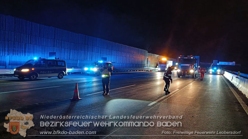 20241216 Verkehrsunfall auf der A2 bei Bad Voeslau - SUV gegen Sattelzug Foto: Freiwillige Feuerwehr Leobersdorf 20241216 Verkehrsunfall auf der A2 bei Bad Voeslau - SUV gegen Sattelzug Foto: Freiwillige Feuerwehr Leobersdorf