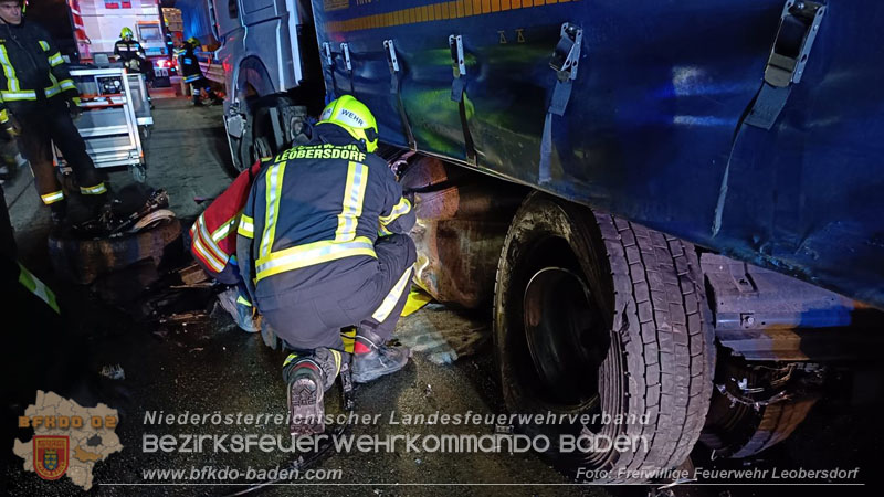 20241216 Verkehrsunfall auf der A2 bei Bad Voeslau - SUV gegen Sattelzug Foto: Freiwillige Feuerwehr Leobersdorf 20241216 Verkehrsunfall auf der A2 bei Bad Voeslau - SUV gegen Sattelzug Foto: Freiwillige Feuerwehr Leobersdorf
