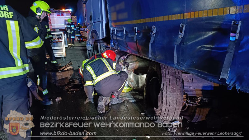 20241216 Verkehrsunfall auf der A2 bei Bad Voeslau - SUV gegen Sattelzug Foto: Freiwillige Feuerwehr Leobersdorf 20241216 Verkehrsunfall auf der A2 bei Bad Voeslau - SUV gegen Sattelzug Foto: Freiwillige Feuerwehr Leobersdorf