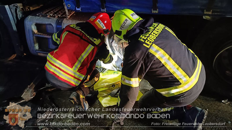 20241216 Verkehrsunfall auf der A2 bei Bad Voeslau - SUV gegen Sattelzug Foto: Freiwillige Feuerwehr Leobersdorf 20241216 Verkehrsunfall auf der A2 bei Bad Voeslau - SUV gegen Sattelzug Foto: Freiwillige Feuerwehr Leobersdorf