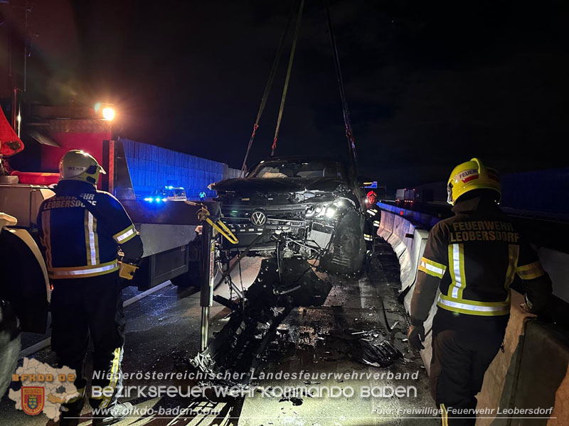 20241216 Verkehrsunfall auf der A2 bei Bad Voeslau - SUV gegen Sattelzug Foto: Freiwillige Feuerwehr Leobersdorf 20241216 Verkehrsunfall auf der A2 bei Bad Voeslau - SUV gegen Sattelzug Foto: Freiwillige Feuerwehr Leobersdorf