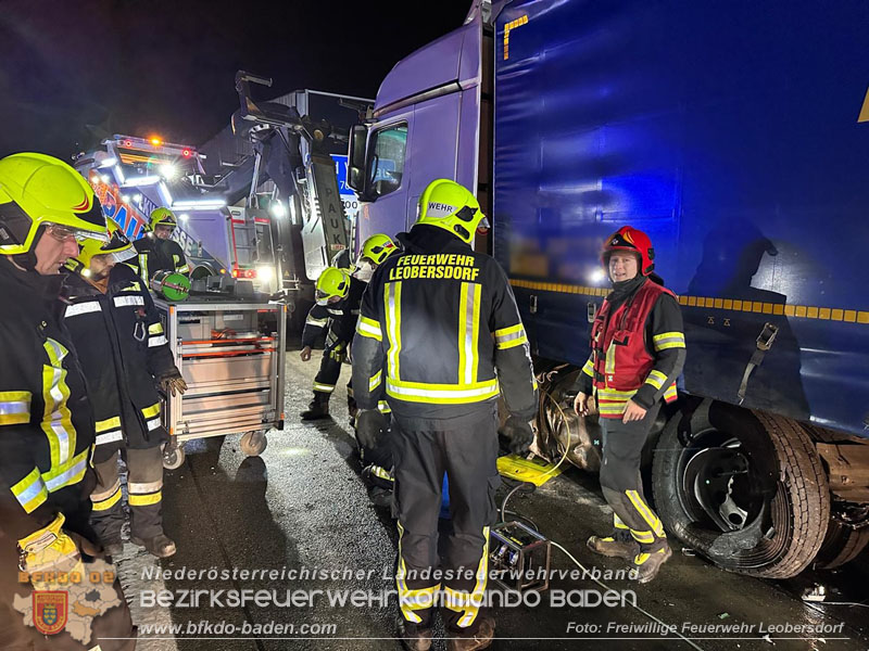 20241216 Verkehrsunfall auf der A2 bei Bad Voeslau - SUV gegen Sattelzug Foto: Freiwillige Feuerwehr Leobersdorf 20241216 Verkehrsunfall auf der A2 bei Bad Voeslau - SUV gegen Sattelzug Foto: Freiwillige Feuerwehr Leobersdorf