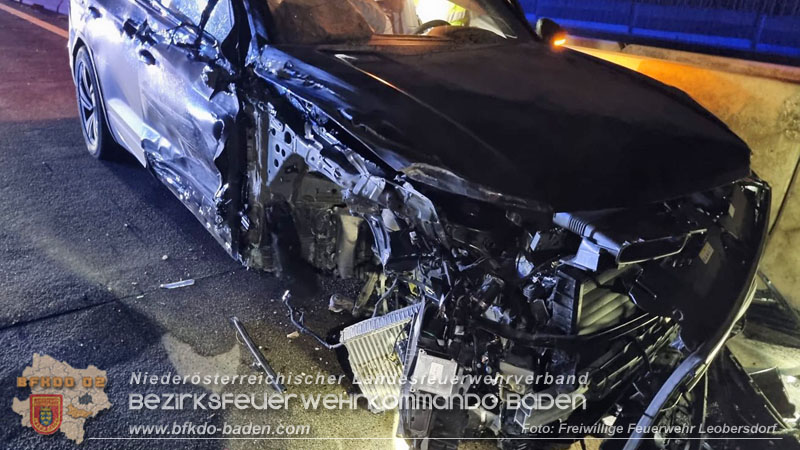 20241216 Verkehrsunfall auf der A2 bei Bad Voeslau - SUV gegen Sattelzug Foto: Freiwillige Feuerwehr Leobersdorf 20241216 Verkehrsunfall auf der A2 bei Bad Voeslau - SUV gegen Sattelzug Foto: Freiwillige Feuerwehr Leobersdorf