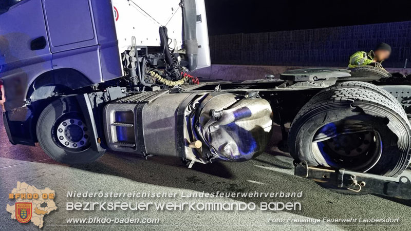 20241216 Verkehrsunfall auf der A2 bei Bad Voeslau - SUV gegen Sattelzug Foto: Freiwillige Feuerwehr Leobersdorf 20241216 Verkehrsunfall auf der A2 bei Bad Voeslau - SUV gegen Sattelzug Foto: Freiwillige Feuerwehr Leobersdorf