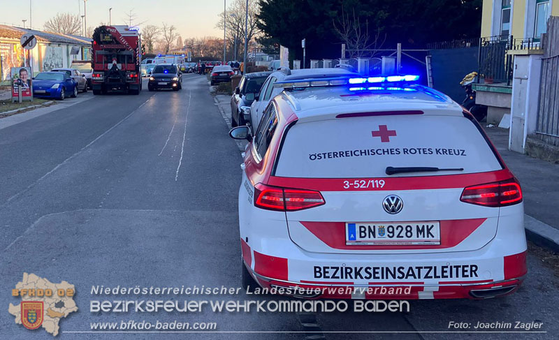 20241227_Lenkerin muss nach Verkehrsunfall in Baden von Feuerwehr befreit werden Foto: Joachim Zagler 20241227_Lenkerin muss nach Verkehrsunfall in Baden von Feuerwehr befreit werden Foto: Joachim Zagler