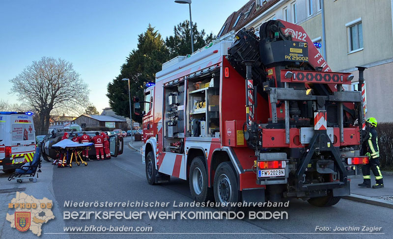 20241227_Lenkerin muss nach Verkehrsunfall in Baden von Feuerwehr befreit werden Foto: Joachim Zagler 20241227_Lenkerin muss nach Verkehrsunfall in Baden von Feuerwehr befreit werden Foto: Joachim Zagler
