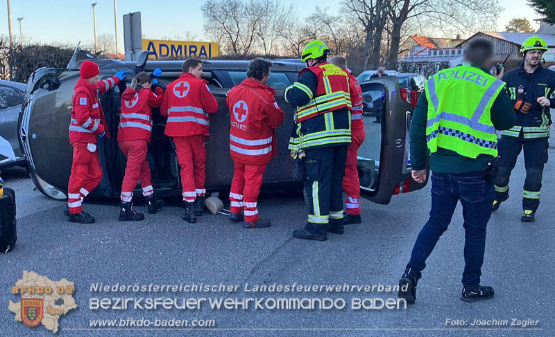 20241227_Lenkerin muss nach Verkehrsunfall in Baden von Feuerwehr befreit werden Foto: Joachim Zagler 20241227_Lenkerin muss nach Verkehrsunfall in Baden von Feuerwehr befreit werden Foto: Joachim Zagler