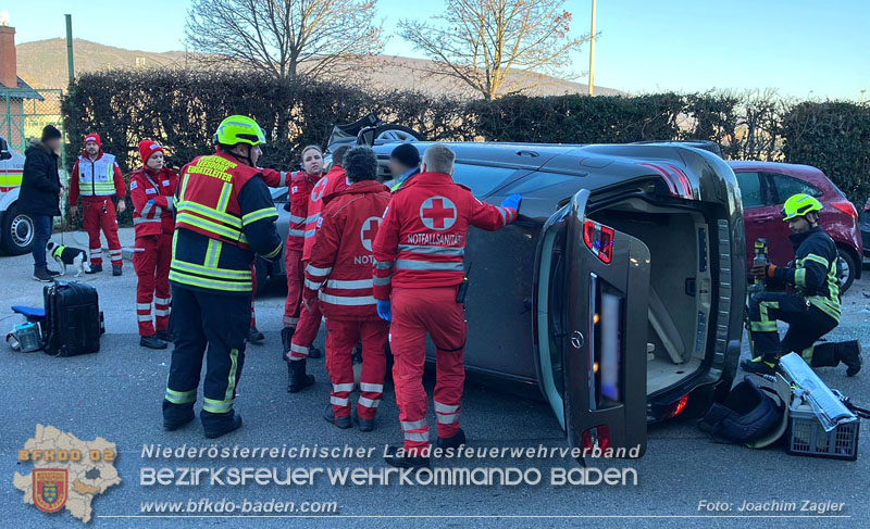 20241227_Lenkerin muss nach Verkehrsunfall in Baden von Feuerwehr befreit werden Foto: Joachim Zagler 20241227_Lenkerin muss nach Verkehrsunfall in Baden von Feuerwehr befreit werden Foto: Joachim Zagler