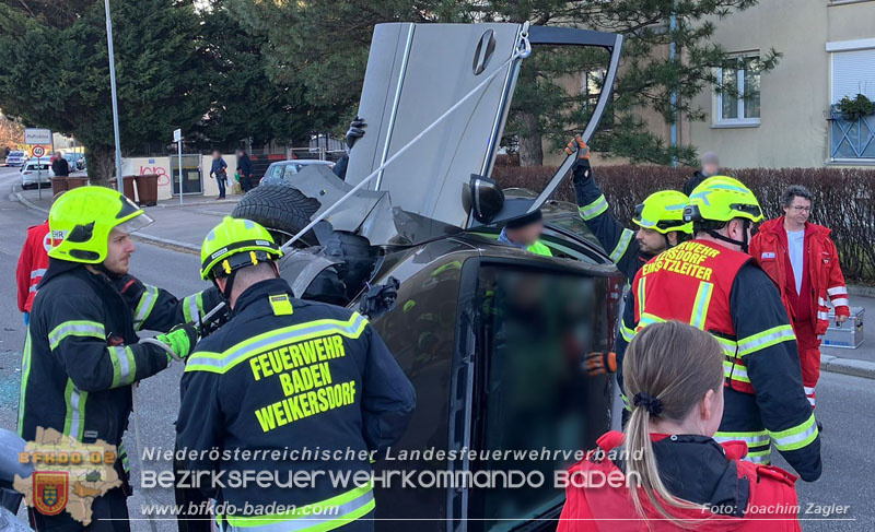 20241227_Lenkerin muss nach Verkehrsunfall in Baden von Feuerwehr befreit werden Foto: Joachim Zagler 20241227_Lenkerin muss nach Verkehrsunfall in Baden von Feuerwehr befreit werden Foto: Joachim Zagler