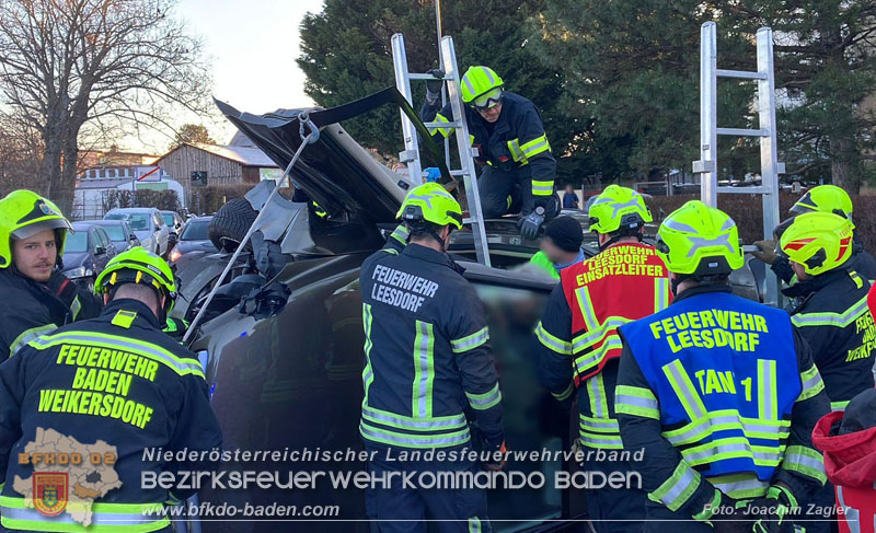 20241227_Lenkerin muss nach Verkehrsunfall in Baden von Feuerwehr befreit werden Foto: Joachim Zagler 20241227_Lenkerin muss nach Verkehrsunfall in Baden von Feuerwehr befreit werden Foto: Joachim Zagler
