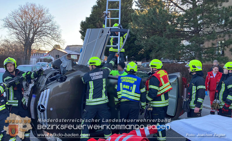 20241227_Lenkerin muss nach Verkehrsunfall in Baden von Feuerwehr befreit werden Foto: Joachim Zagler 20241227_Lenkerin muss nach Verkehrsunfall in Baden von Feuerwehr befreit werden Foto: Joachim Zagler