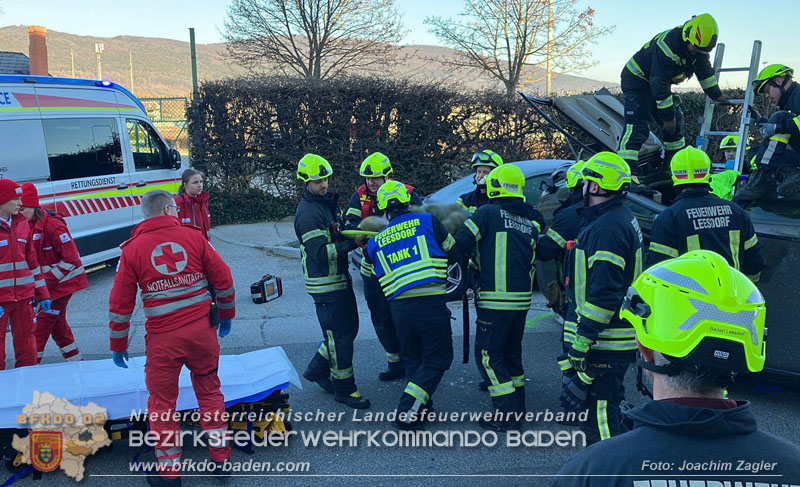 20241227_Lenkerin muss nach Verkehrsunfall in Baden von Feuerwehr befreit werden Foto: Joachim Zagler 20241227_Lenkerin muss nach Verkehrsunfall in Baden von Feuerwehr befreit werden Foto: Joachim Zagler
