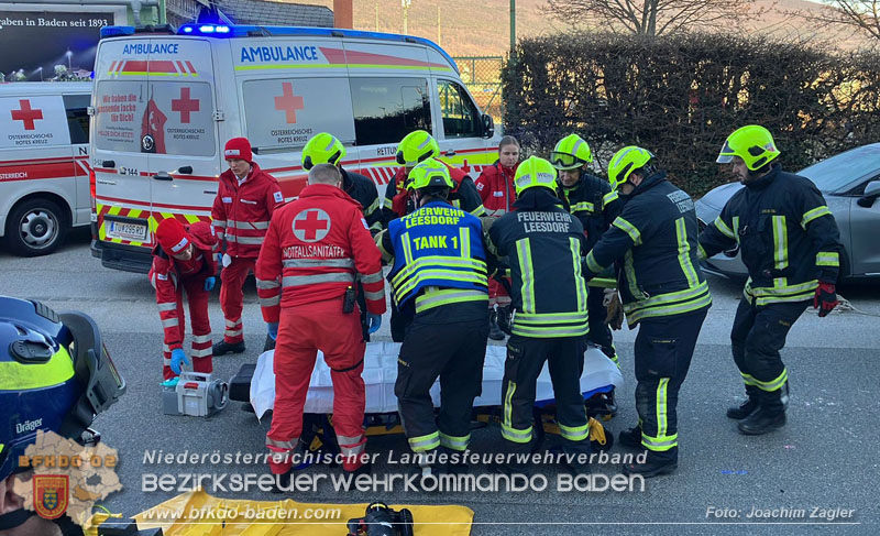 20241227_Lenkerin muss nach Verkehrsunfall in Baden von Feuerwehr befreit werden Foto: Joachim Zagler 20241227_Lenkerin muss nach Verkehrsunfall in Baden von Feuerwehr befreit werden Foto: Joachim Zagler