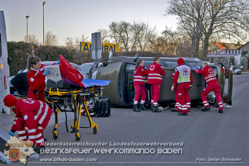 20241227_Lenkerin muss nach Verkehrsunfall in Baden von Feuerwehr befreit werden Foto: Stefan Schneider BFKDO BADEN 20241227_Lenkerin muss nach Verkehrsunfall in Baden von Feuerwehr befreit werden Foto: Stefan Schneider BFKDO BADEN