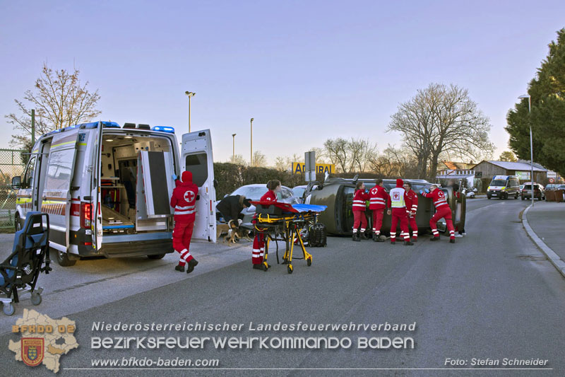 20241227_Lenkerin muss nach Verkehrsunfall in Baden von Feuerwehr befreit werden Foto: Stefan Schneider BFKDO BADEN 20241227_Lenkerin muss nach Verkehrsunfall in Baden von Feuerwehr befreit werden Foto: Stefan Schneider BFKDO BADEN