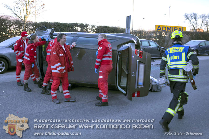 20241227_Lenkerin muss nach Verkehrsunfall in Baden von Feuerwehr befreit werden Foto: Stefan Schneider BFKDO BADEN 20241227_Lenkerin muss nach Verkehrsunfall in Baden von Feuerwehr befreit werden Foto: Stefan Schneider BFKDO BADEN