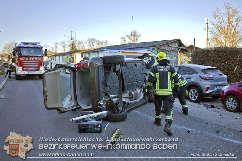 20241227_Lenkerin muss nach Verkehrsunfall in Baden von Feuerwehr befreit werden Foto: Stefan Schneider BFKDO BADEN 20241227_Lenkerin muss nach Verkehrsunfall in Baden von Feuerwehr befreit werden Foto: Stefan Schneider BFKDO BADEN